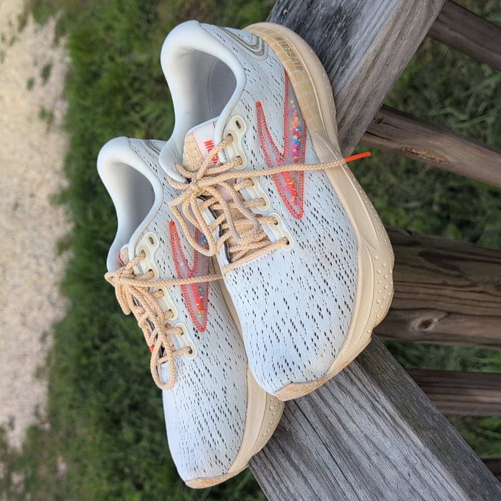 Brooks Speckled White and Tan Sneakers